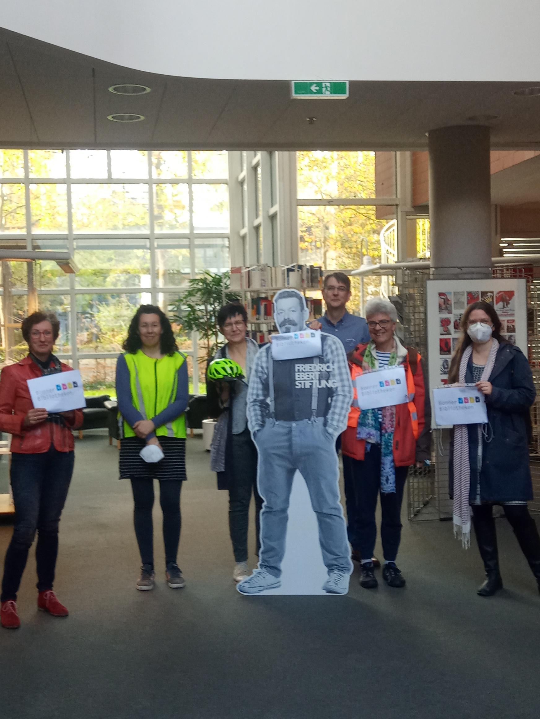 Kolleg*innen in der Bibliothek der Friedrich-Ebert-Stiftung